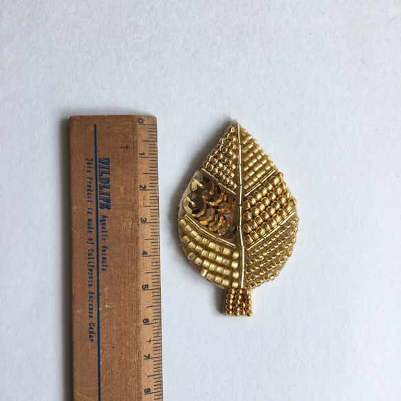 ビーズ刺繍ブローチ小さな葉っぱゴールド 3枚目の画像