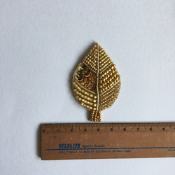 ビーズ刺繍ブローチ小さな葉っぱゴールド 4枚目の画像