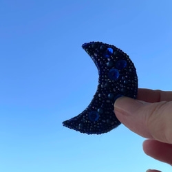 ビーズ刺繍ブローチmoon＊ロイヤルブルー 1枚目の画像