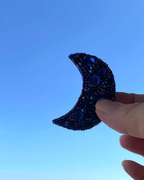 ビーズ刺繍ブローチmoon＊ロイヤルブルー 1枚目の画像