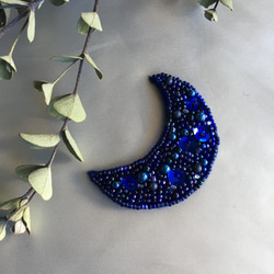 ビーズ刺繍ブローチmoon＊ロイヤルブルー 2枚目の画像