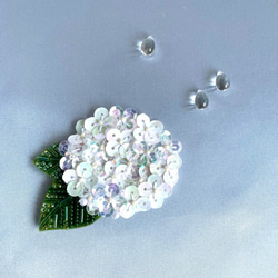 雨上がりに咲く紫陽花ブローチ＊白 1枚目の画像