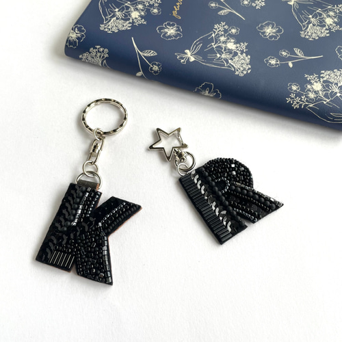 ペアイニシャルビーズ刺繍キーホルダー〈送料無料〉＊母の日・父の日に
