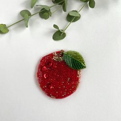 りんごのビーズ刺繍ブローチ 1枚目の画像