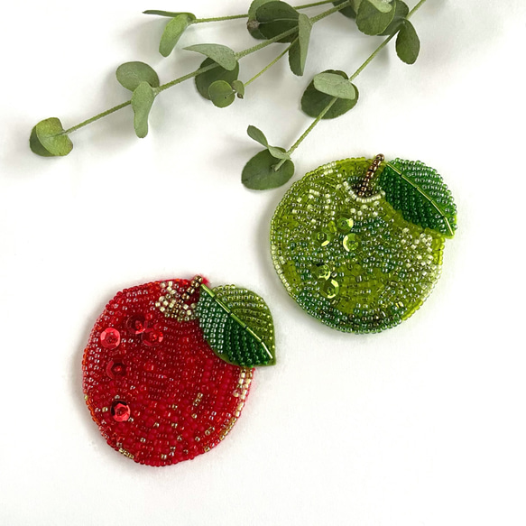 りんごのビーズ刺繍ブローチ 3枚目の画像