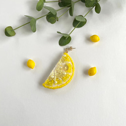 レモンスライスのビーズ刺繍ピアス片耳用 1枚目の画像