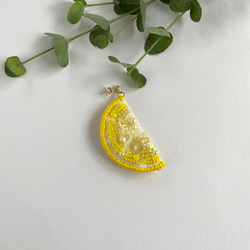レモンスライスのビーズ刺繍ピアス片耳用 2枚目の画像