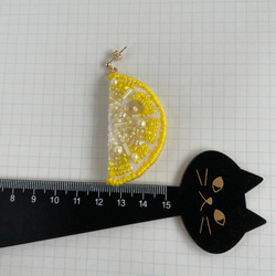 レモンスライスのビーズ刺繍ピアス片耳用 3枚目の画像