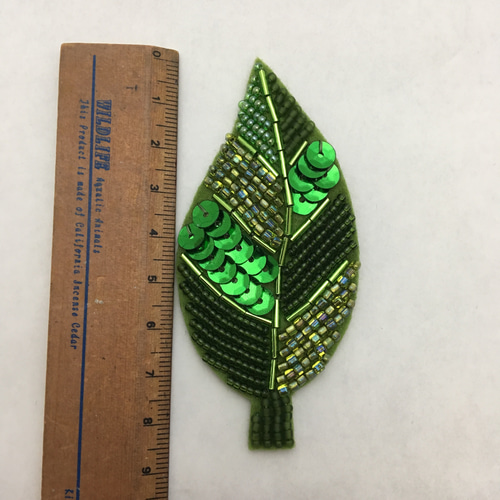 ビーズ刺繍葉っぱのブローチグリーン ブローチ shirotsumekusa