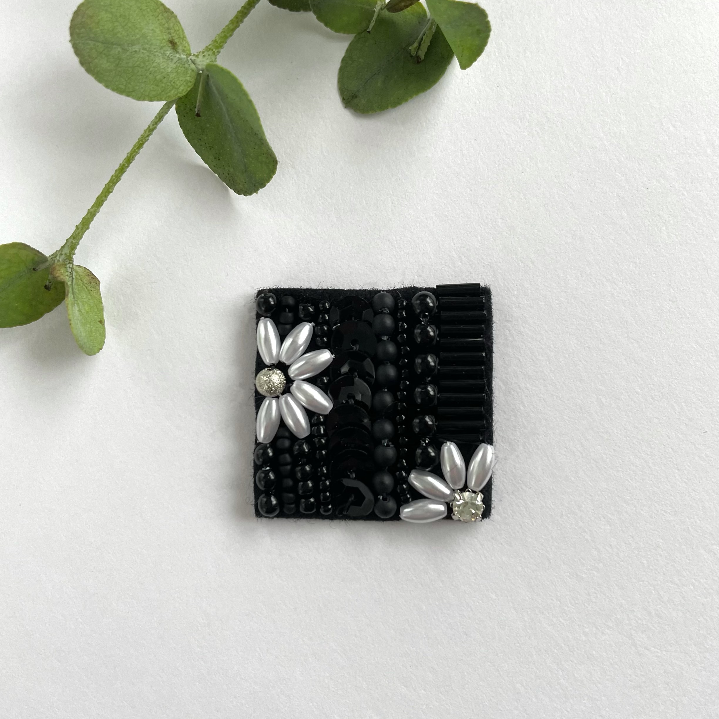 未開封　新品未使用　loulou ブローチ　マーガレット　ビーズ刺繍　ビジュー A.07🤍💛マーガレットの花刺繍キット 〜 – Art Fiber Endo