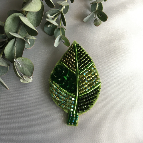 葉の形状 ブローチ 緑色ビーズ付き 小さな葉っぱのビーズ刺繍ブローチ＊グリーン ブローチ