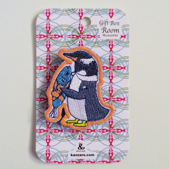 刺繍ブローチ『ギフト・ペンギン』Gift Box Room 1枚目の画像
