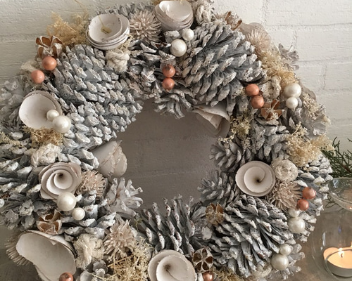 パリスタイル クリスマスリース 白 松ぼっくり リース juco 通販