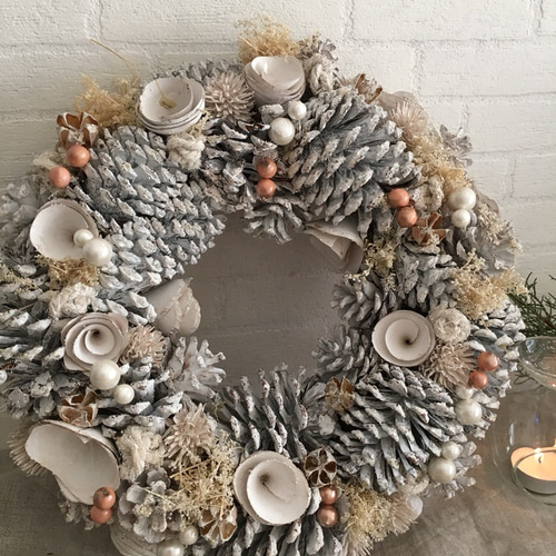 パリスタイル クリスマスリース 白 松ぼっくり リース juco 通販