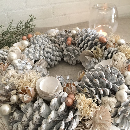 パリスタイル クリスマスリース 白 松ぼっくり リース juco 通販