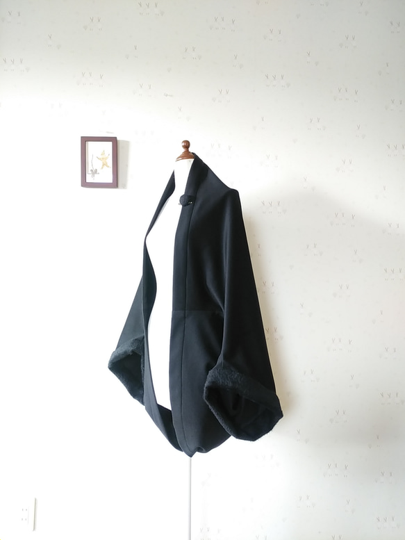ドルマンスリーブの羽織り☆マーガレット風★袖口ファー（ブラック) 1枚目の画像