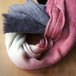 野菜色素ウールのスカーフ -  Luscinia 2枚目の画像