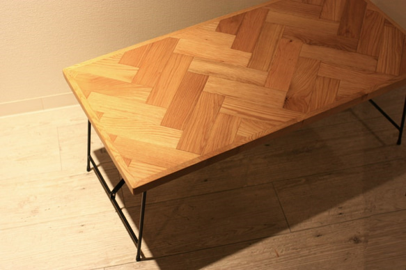 オーク材ヘリンボーン アイアン折り畳みテーブル 4枚目の画像