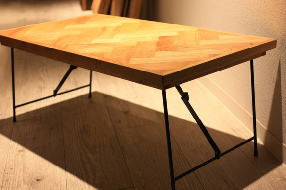 オーク材ヘリンボーン アイアン折り畳みテーブル 6枚目の画像