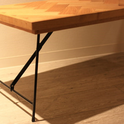 オーク材ヘリンボーン アイアン折り畳みテーブル 7枚目の画像
