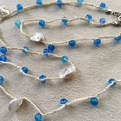 Crochet Necklace 天然石と糸のシンプルネックレス ブルー＆ホワイト 1枚目の画像