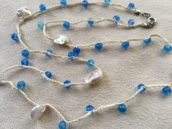 Crochet Necklace 天然石と糸のシンプルネックレス ブルー＆ホワイト 1枚目の画像