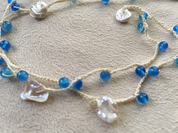 Crochet Necklace 天然石と糸のシンプルネックレス ブルー＆ホワイト 2枚目の画像