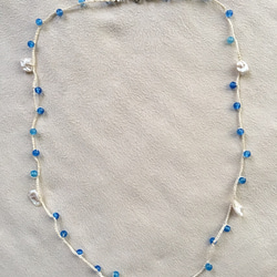 Crochet Necklace 天然石と糸のシンプルネックレス ブルー＆ホワイト 3枚目の画像