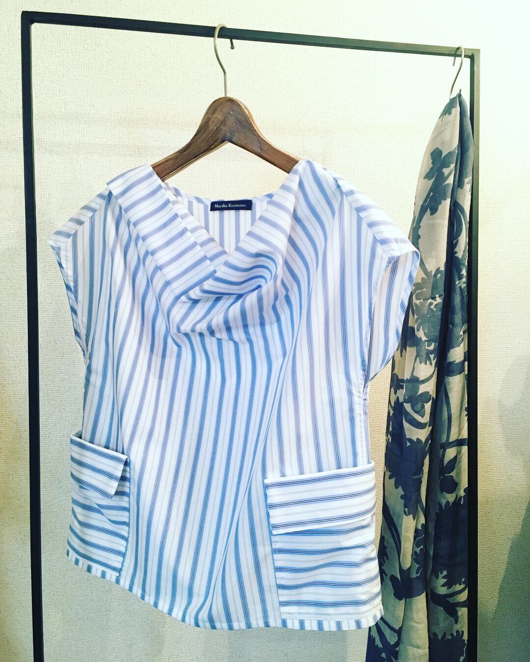 ツイストネック ストライプブラウス