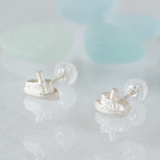 海にうかぶ蒸気船のピアス