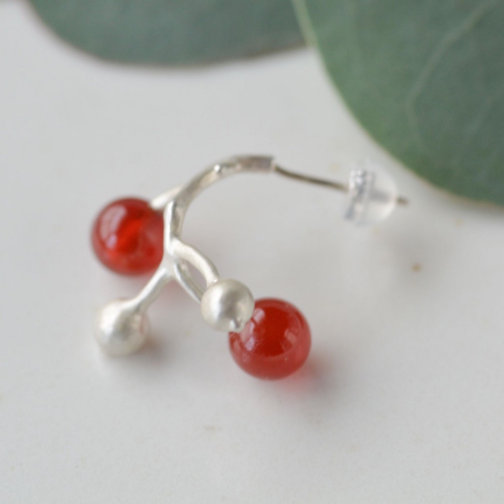 ノイバラの実のピアス〈くるり〉