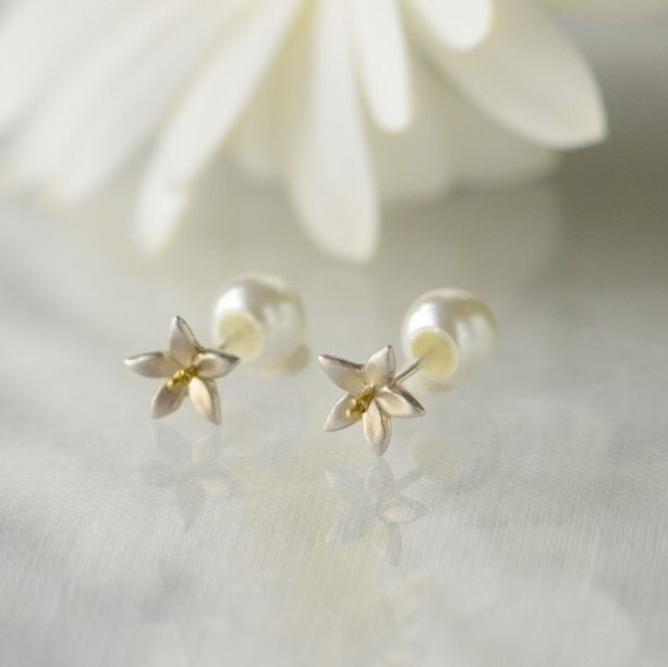 みかんの花のピアス、ひとつ