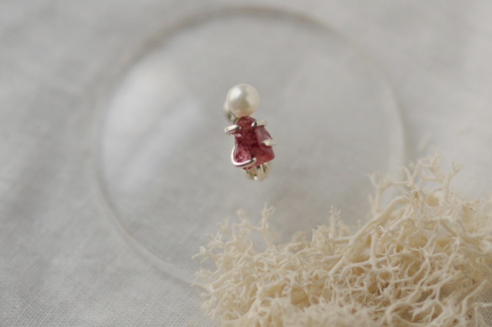 ピンクトルマリン原石パールイヤリング〈片耳〉