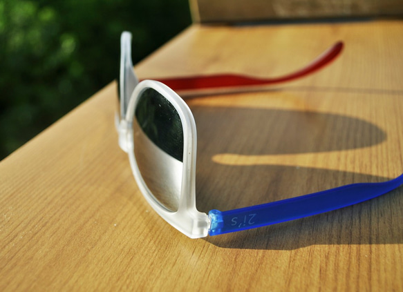 2is Nylon 太陽眼鏡│透明白色霧面框│銀色反光鏡片│UV400 第3張的照片
