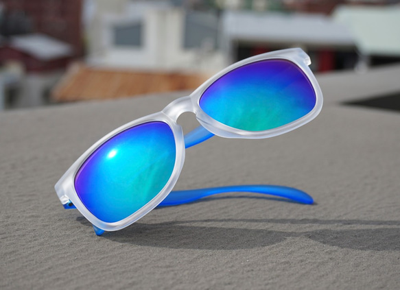 2is Ian 太陽眼鏡│透明白色霧面框│藍色反光鏡片│UV400 第5張的照片