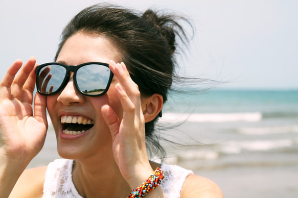 2isマークサングラス│マットブラックフレーム│シルバー