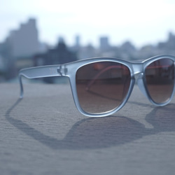2i's│Tanner 太陽眼鏡│透明灰色霧面框│咖啡色鏡片│夏日墨鏡│抗UV400 第4張的照片