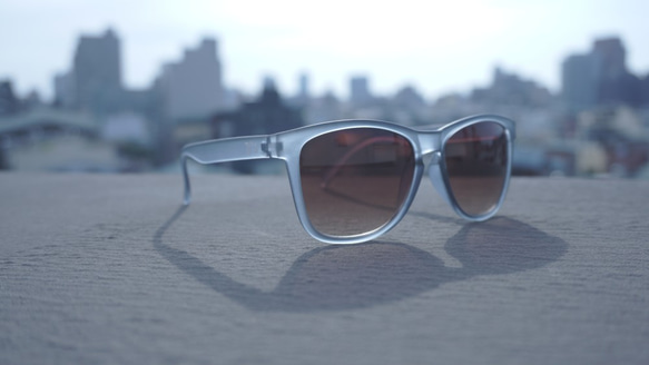 2i's│Tanner 太陽眼鏡│透明灰色霧面框│咖啡色鏡片│夏日墨鏡│抗UV400 第4張的照片