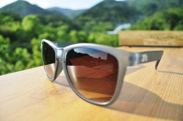 2i's│Tanner 太陽眼鏡│透明灰色霧面框│咖啡色鏡片│夏日墨鏡│抗UV400 第2張的照片