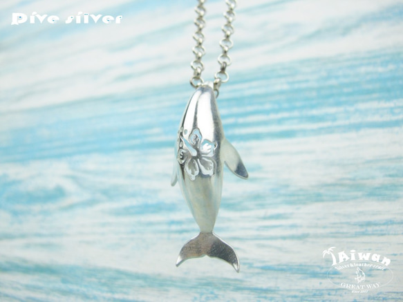 【Diving silver】925銀海洋潛水銀飾--夏日扶桑花大翅鯨墜飾 第4張的照片