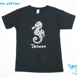 【獨家商品】毛利人圖騰風格絹印海洋潛水棉 T-shirt--海馬 第2張的照片