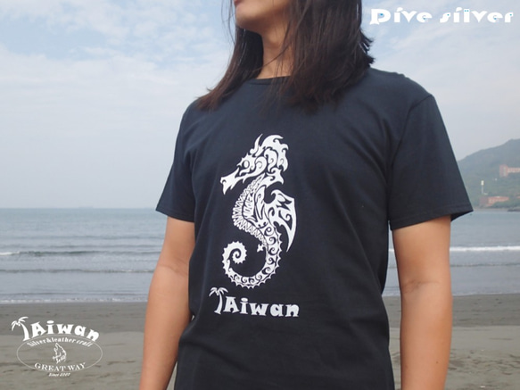 【獨家商品】毛利人圖騰風格絹印海洋潛水棉 T-shirt--海馬 第3張的照片