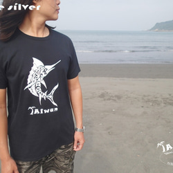 【獨家商品】毛利人圖騰風格絹印海洋潛水棉 T-shirt--旗魚/劍魚 第1張的照片