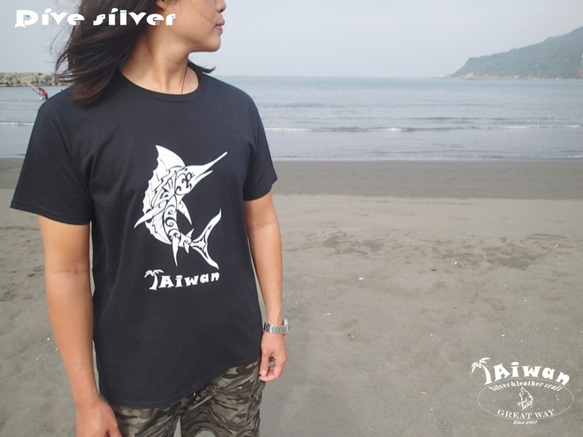 【獨家商品】毛利人圖騰風格絹印海洋潛水棉 T-shirt--旗魚/劍魚 第1張的照片