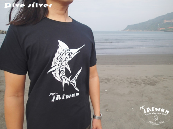 【獨家商品】毛利人圖騰風格絹印海洋潛水棉 T-shirt--旗魚/劍魚 第3張的照片