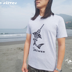 【獨家商品】毛利人圖騰風格絹印海洋潛水棉 T-shirt--鋸齒鯊/鯊魚 第1張的照片