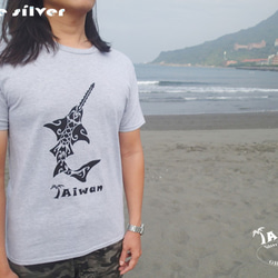 【獨家商品】毛利人圖騰風格絹印海洋潛水棉 T-shirt--鋸齒鯊/鯊魚 第3張的照片