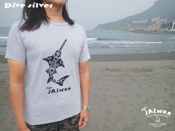 【獨家商品】毛利人圖騰風格絹印海洋潛水棉 T-shirt--鋸齒鯊/鯊魚 第3張的照片