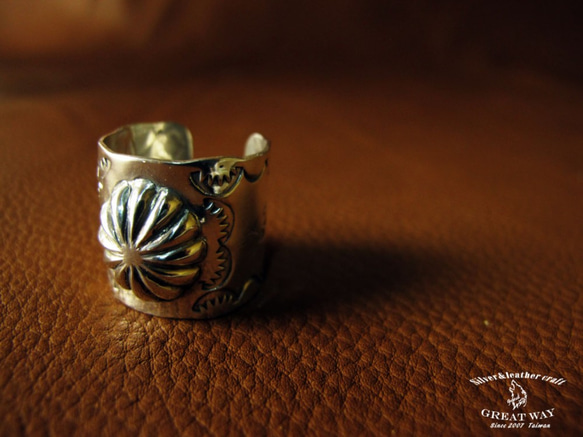【NAVAJO 圖騰銀飾】925銀手工銀飾--菊銀鍛造戒指 第3張的照片