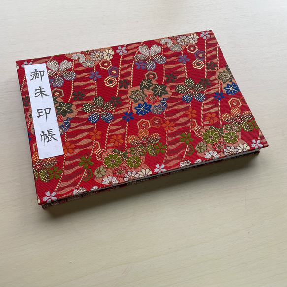 【見開きタイプ】織り生地　赤色日本の花模様/御朱印帳 2枚目の画像